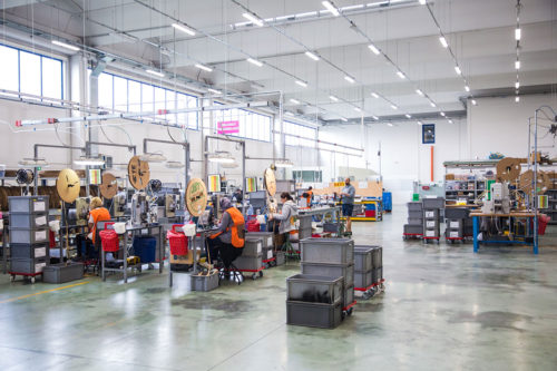 Facon Srl si occupa dello sviluppo e della commercializzazione di cablaggi elettrici
